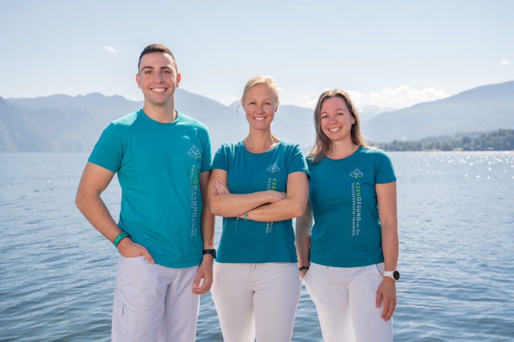 Gruppenbild der Physiotherapeuten bei Kerngesund am See. Von Links nach Rechts: Philipp Öhreneder, Katrin Kern, Birgit Gmainer